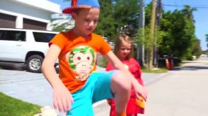 Мистер Макс Макс и Катя танцуют в машине