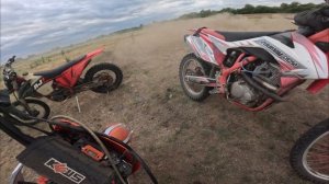 НЕБОЛЬШОЙ ДАЛЬНЯК ТОЛПОЙ МОТОЦИКЛИСТОВ! ПОКАТУШКА С ДРУЗЬЯМИ! ПОКАТУШКА НА МОТИКАХ ПО ЛЕСУ