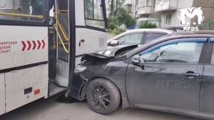 В Красноярске автобус протаранил несколько машин.