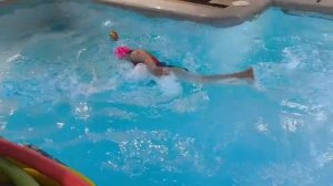 Настя Гелета тренируется в плавании
