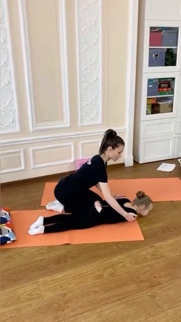 Упражнение руки в замок у попы