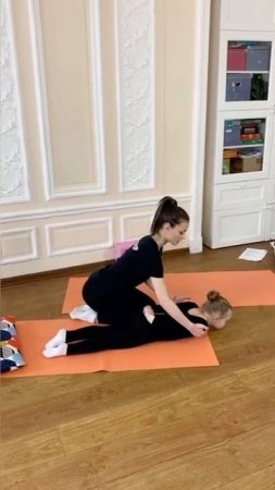 Упражнение руки в замок у попы