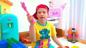 Мистер Макс Макс играет с конструктором