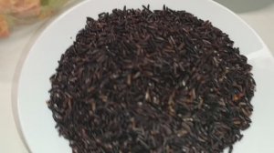 Черный рис со свининой и овощами.