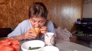 Мукбанг . как будто только испекла