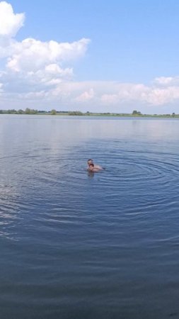 Учу Максика плавать!