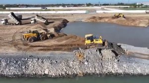 работает техника отсыпают большую территорию и засыпают водоем