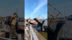 Пристыковка парома к причалу в Ордынске, Новосибирская область