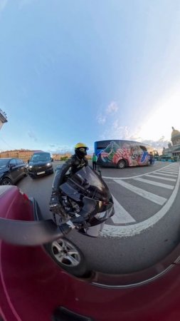 Город стоит