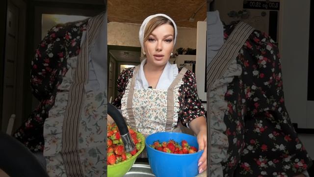 Клубника с моего огорода #уралочка #уральскаядевушка #клубника