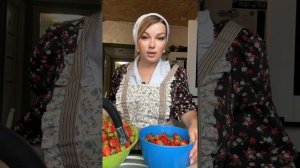 Клубника с моего огорода #уралочка #уральскаядевушка #клубника