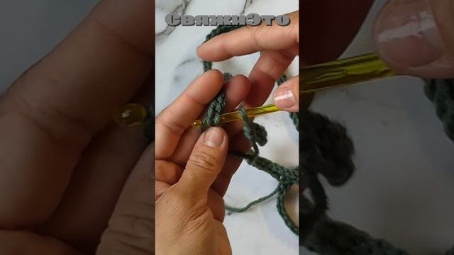 Эластичный край крючком двойной цепочкой соединительными столбиками соединяем в круг.