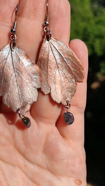 сережки медные с капельками натурального камня лабрадора с красивым бирюзово- синим переливом