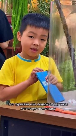 Китайский мальчик в магазине в Гуанчжоу — умный, вежливый и просто красавчик.