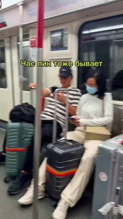 Еду в метро Гуанчжоу — оно как новое! Чисто, тихо, удобно.
Метро здесь — одно из крупнейших в мире
