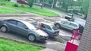 Голый пешеход пытался угнать две машины