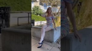 Алекса Андерс: Икона стиля в туфлях на высоком каблуке и нейлоновых чулках.