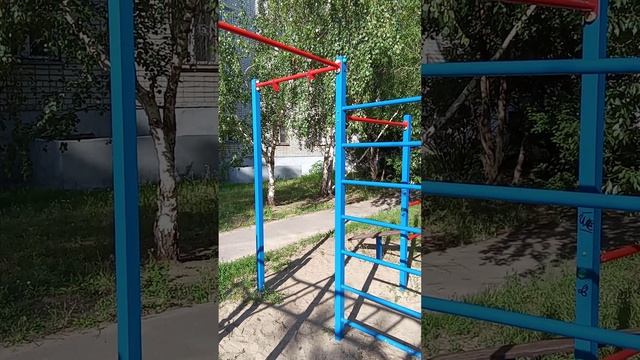 Кто ломает турники во дворах