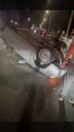 На Сельмаше перевернулся автомобиль. Все находившиеся в нём живы. Повезло.