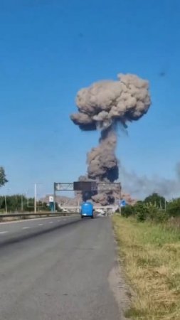 Житомир. Огромный гриб вздымается в небо.

Сдетонировал склад БК