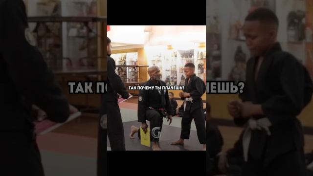На тренировке мудрый тренер наставляет своих учеников, учит их преодолевать трудности.