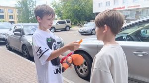 РАЗДАЕМ ИГРУШКИ СЛУЧАЙНЫМ ПРОХОЖИМ 🍏