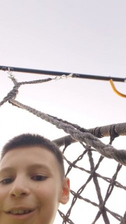 сильно раскрутился на качели 😮