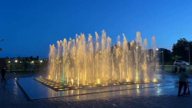 Светомузыкальный фонтан поет и пляшет по расписанию.