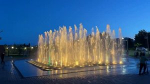 Светомузыкальный фонтан поет и пляшет по расписанию.