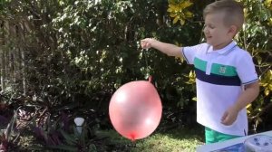 Диана и Рома Диана и Рома играют с мамой и надувают воздушные шарики