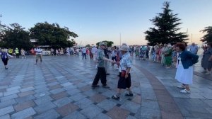 Танцуют бабушки города Ялта - они сама стойкость и грациозность.