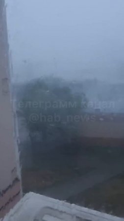 Мощный ливень с порывистым ветром обрушился на Хабаровск.В районах города перебои с электричеством