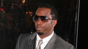 Сторонники и противники Р. Diddy схлестнулись у здания суда в Нью-Йорке
