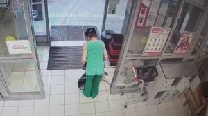 В Краснодаре хаски отказался выходить на жару и лёг под кондиционеры у выхода из магазина