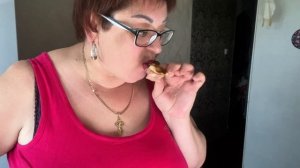 Одноц рукой кашу мешаю, другой бутерброд  себе пихаю/Мукбанг стоя