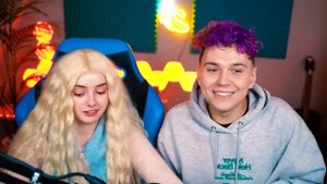 Милс PLAY - МЫ в СТАРОСТИ 😳 ПЫТАЕМСЯ ПРОЙТИ GRANNY 2 😳