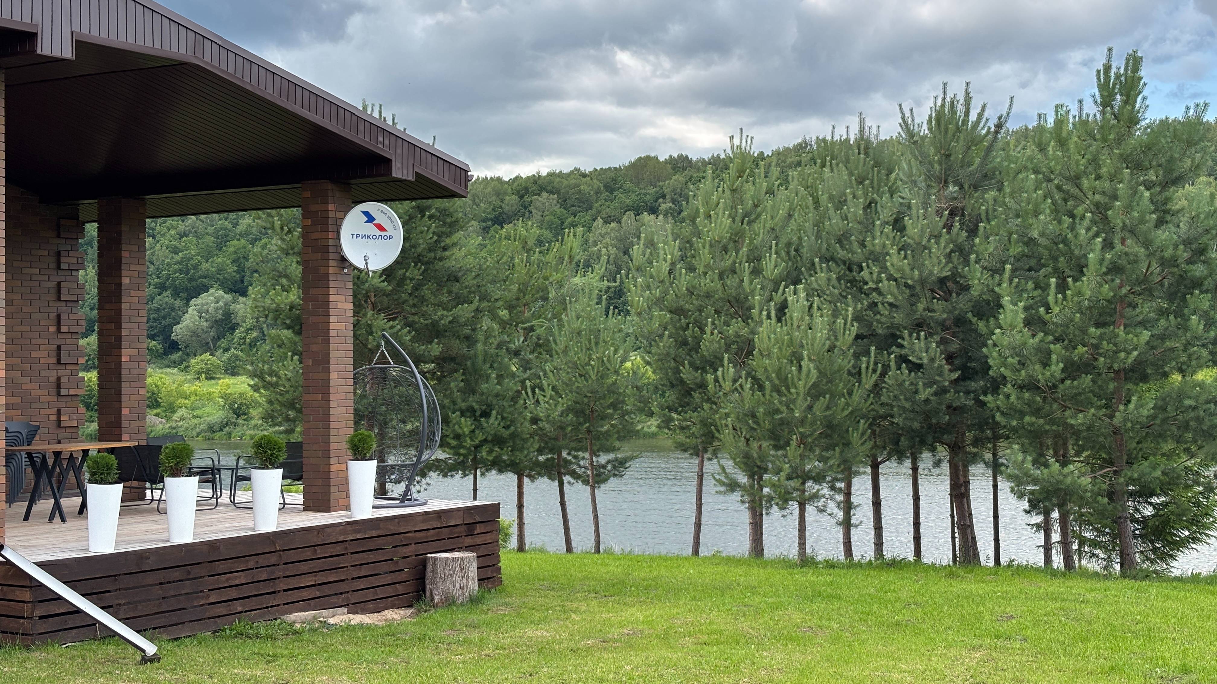 Дом на участке 31 сотка на первой линии живописного берега Оки в закрытом коттеджном посёлке.