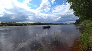 НЕ РЫБА, НЕ МЯСО! ПОХОДИЛ У ДЕРЕВНИ В ДОРОЖКУ \ РЫБАЛКА НА СПИННИНГ С ЛОДКИ \ ХОЛОДНОЕ ЛЕТО 2025.