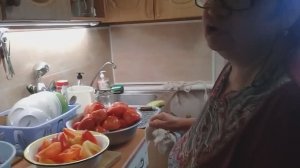 Жизнь в деревне. Виталий и Зоя - готовлю Салат на зиму в банках. Вкуснятина ! Дела деревенские