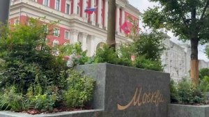 🌺На улицах Москвы установили тематические летние лавочки с живыми цветами и деревьями🌺
