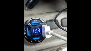 Хорошая автомобильная зарядка для телефона.