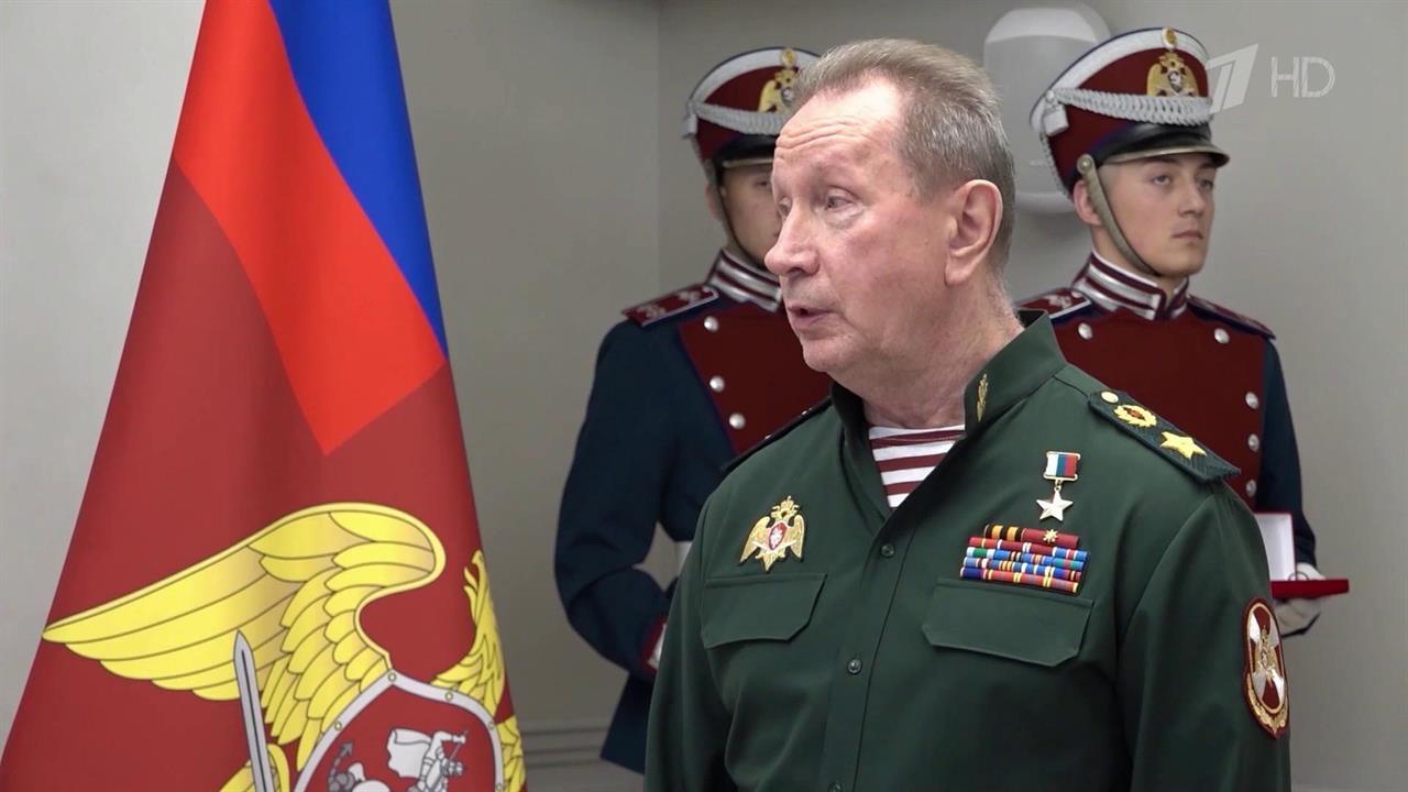 Директор Росгвардии вручил вдове Героя России Марата Тибилова ключи от новой квартиры
