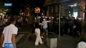 Появились кадры, как протестующие в Белграде напали на полицию