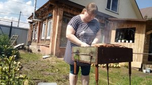 ПРОСТАЯ ЖИЗНЬ 45// ЖАРИМ ШАШЛЫКИ //СНОВА ВЫВЕЗЛИ ЦЕЛУЮ КУЧУ МУСОРА// ПОСАДКА КЛУБНИКИ