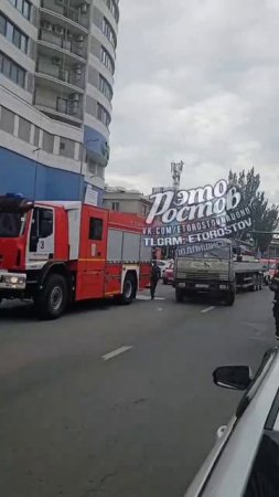 На месте пожара в ЖК "Белый ангел" более десяти пожарных расчетов. Возгорание произошло на 29 этаже.