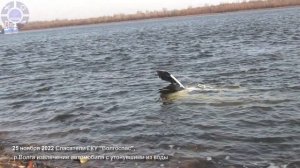 Спасатели извлекают автомобиль с утонувшими из реки