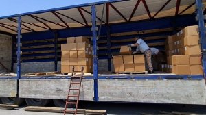 загруженная посуда из опалового стекла и фарфора с фабрик Махсуд в Иране