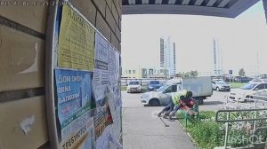 В Набережных Челнах, это Татарстан, мигрант напал на сидящего на лавочке пенсионера.