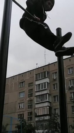 Mixed grip muscle up