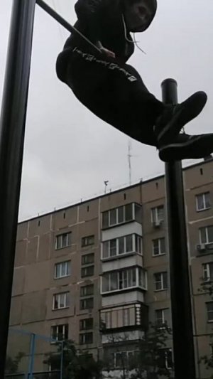 Mixed grip muscle up